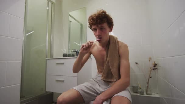 Jovem Homem Ressaca Sentado Banheiro Banheiro Escovando Dentes Limpando Boca — Vídeo de Stock