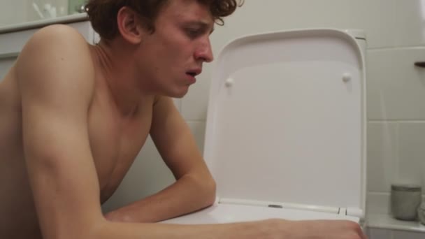 Jonge Zieke Man Voelt Zich Misselijk Leunend Het Toilet Dan — Stockvideo
