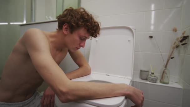Pemabuk Muda Bersandar Toilet Kamar Mandi Sementara Merasa Mual Pagi — Stok Video
