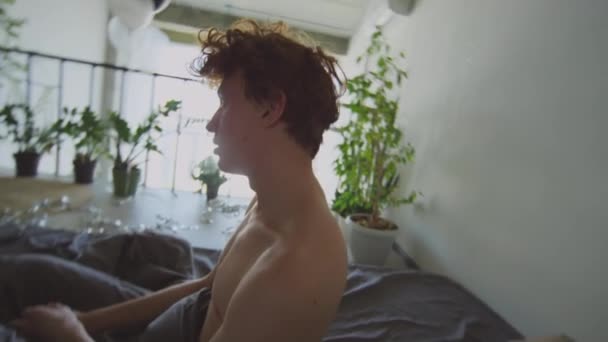Fiatal Göndör Hajú Fickó Elesik Ágyban Pihen Miközben Másnaposan Bulizik — Stock videók