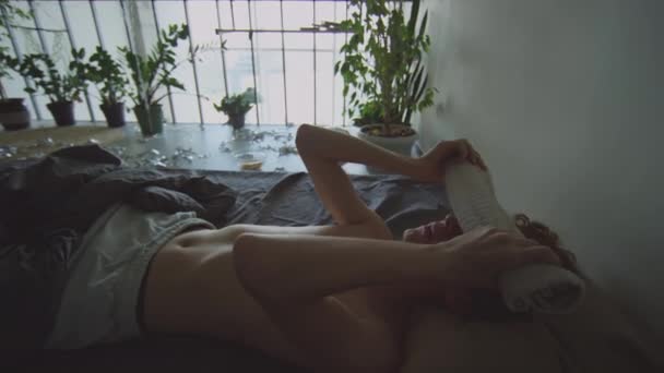 Ung Baksmälla Kille Liggande Sängen Rörig Rum Tillämpa Våt Handduk — Stockvideo