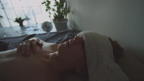 Närbild Ung Skjorta Man Med Våt Handduk Pannan Liggande Sängen — Stockvideo