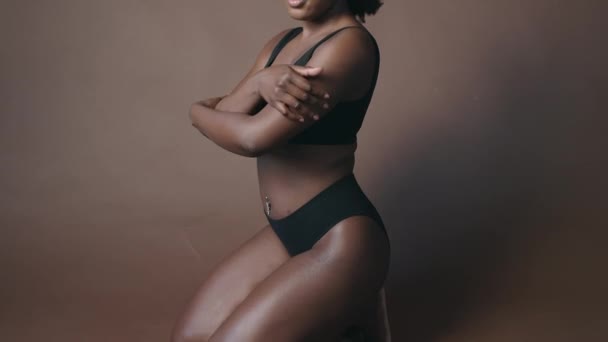 Junge Attraktive Afroamerikanerin Dessous Berührt Liebevoll Die Haut Und Umarmt — Stockvideo
