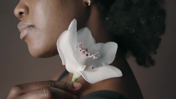 Close Vista Bonita Mulher Negra Usando Sutiã Tocando Seu Ombro — Vídeo de Stock