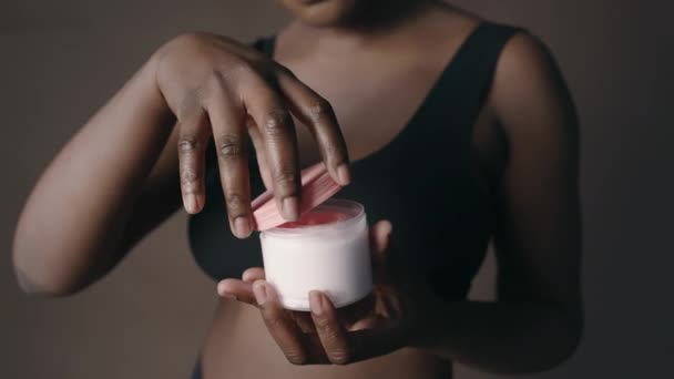 Porträt Der Jungen Schönen Schwarzen Frau Die Nach Körperbutter Riecht — Stockvideo
