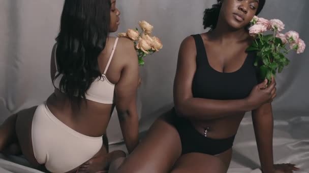 Plan Incliné Deux Belles Femmes Noires Sous Vêtements Assises Sur — Video