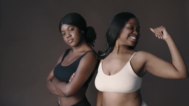 즐거운 아프리카계 미국인 속옷을 자전거 근육을 보여주고 미소를 소녀가 스튜디오에서 — 비디오