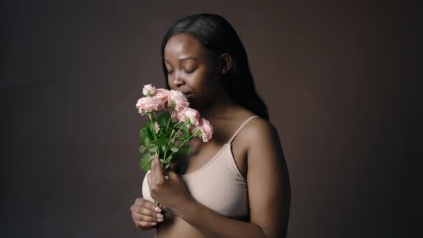 Jovem Bela Mulher Negra Vestindo Sutiã Bege Desfrutando Cheiro Flores — Vídeo de Stock