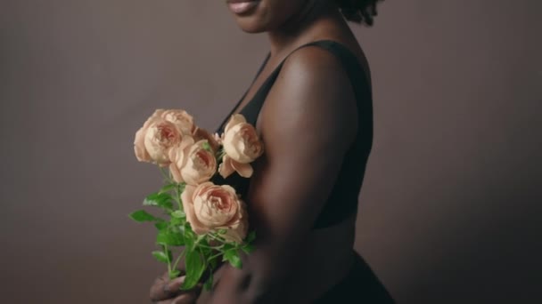 Jeune Femme Afro Américaine Sensuelle Sous Vêtements Sentant Bouquet Roses — Video