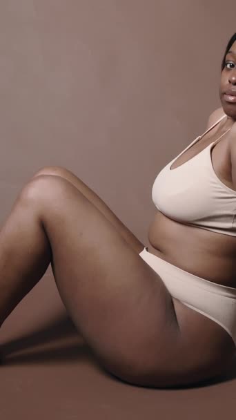 Scatto Verticale Giovane Donna Afroamericana Felice Con Curve Che Indossa — Video Stock