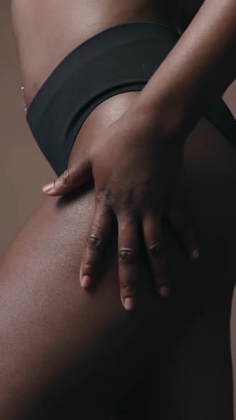 Verticaal Close Shot Van Onherkenbaar Zwart Vrouw Ondergoed Sensueel Aanraken — Stockvideo