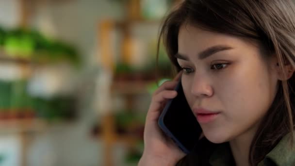 Zbliżenie Szczęśliwy Twarz Młody Kaukaski Kobieta Dorywczy Odzież Mając Osobisty — Wideo stockowe