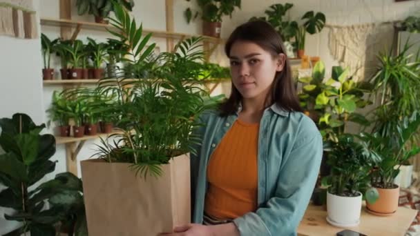 Retrato Alegre Joven Mujer Caucásica Traje Casual Posando Eco Shop — Vídeos de Stock