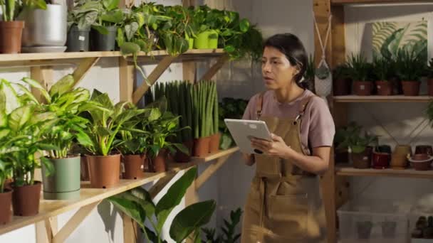 Çevre Dostu Bahçe Merkezinde Önlük Giyen Spanyol Kadın Yeşillik Dükkânı — Stok video