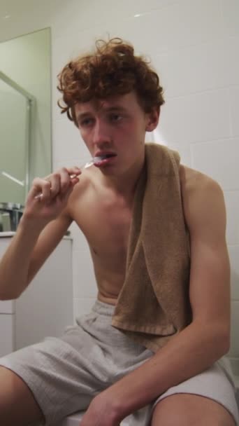 Vertikal Bild Ung Man Sitter Toaletten Badrummet Och Borsta Tänderna — Stockvideo