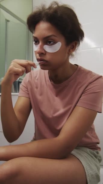 Вертикальний Знімок Молодої Сонної Дівчини Підлітка Плямами Очей Сидять Туалеті — стокове відео