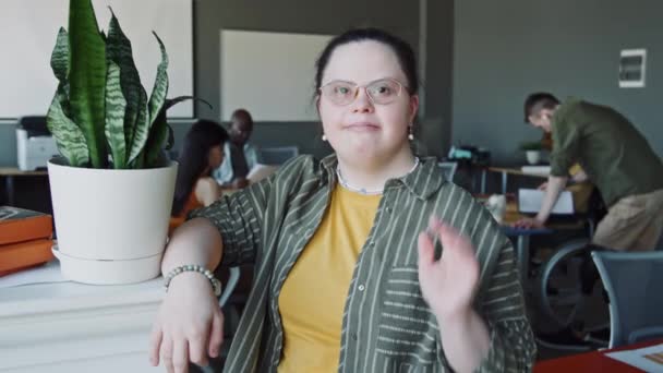 Portrét Mladé Veselé Podnikatelky Downovým Syndromem Stojící Vedle Zelené Rostliny — Stock video