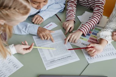 İngilizce dersine katılan erkek ve kız öğrencilerin birlikte görev yapmaları, boşluğu kopyalamaları