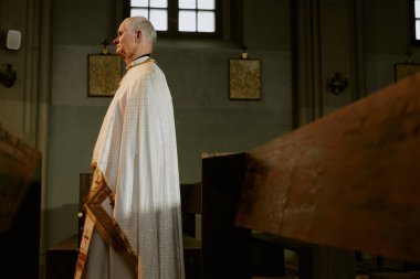 Kafkas rahiplerinin ayinsel kıyafetler giyip Katolik kilisesi boyunca yürürken orta ölçekli bir görüntüsü.