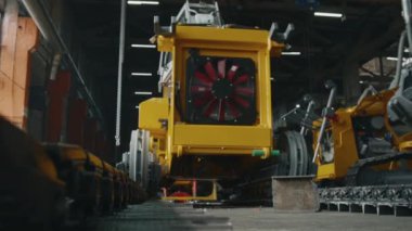 Endüstriyel makine fabrikasındaki montaj işlemi sırasında traktörü rayların üzerine eğerek odakla