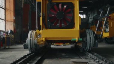 Fabrika endüstriyel makineler üretirken traktör çekilen hiç kimse yukarı eğilmesin