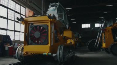 Endüstriyel makine fabrikasında tam teşekküllü traktör kullanan kimse yok.