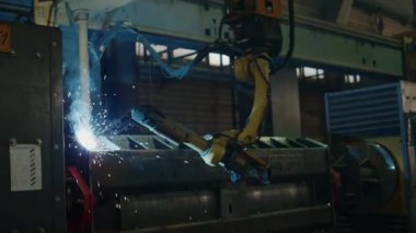 Endüstriyel fabrikadaki üretim sırasında robot kolu metal yapımında kullanılır.
