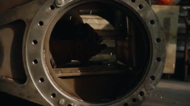 Gaz lambası tutan ve metal kaynak yapan koruyucu eldivenli tanınmayan fabrika işçisinin ellerine yakından bakın.
