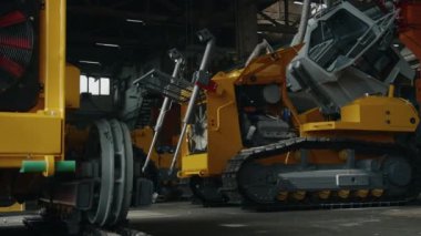 Endüstriyel makine fabrikasında üretilen dozer ve traktörlerden hiç kimse vurulmadı.