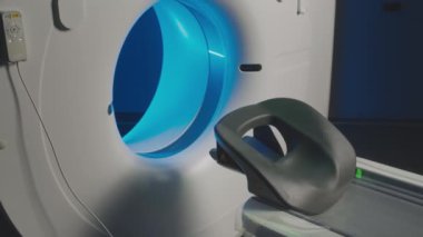 Görüntüleme işlemi sırasında hastayı izlemek için uzaktan kumandayla çalıştırılan tanı medikal MRI cihazlarının yakın görüntüsü