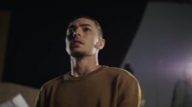 Tiyatro provası sırasında tiyatroda dramatik bir monolog sergileyen yetenekli bir aktör.