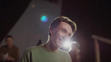 Genç yetenekli aktör sahnede samimi davranırken gülümseyerek duygusal bir konuşma yapıyor.