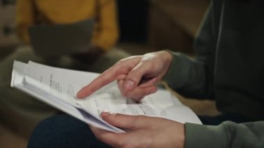 Tiyatro provasında monoloğunu öğrenirken kağıda basılmış tanınmayan aktörün oyun senaryosunu yakından çek.