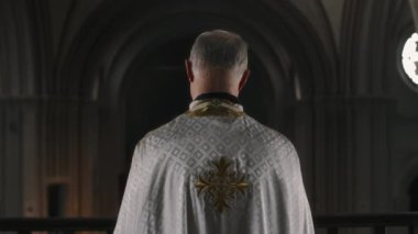Beyaz şezlonglu papazın, katedralin balkonunda dikilirken ki görüntüsünü büyüt.