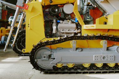 Ağır makine üretim fabrikasındaki montaj sırasında kimse modern buldozerin bir parçasını vurmadı.