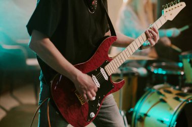 Sahnede elektro gitar çalan tanınmamış punk rock müzisyeni.