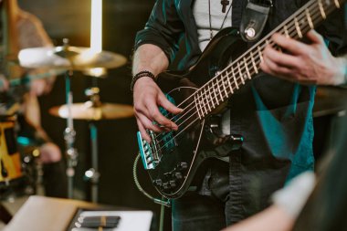 Sahnede elektro bas gitar çalan tanınmayan müzisyenlerin sahneleme sahnesi.