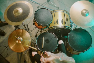 Sahnede davul çalan tanınmayan rock müzisyeninin yukarıdaki görüntüsünden, boşluğu kopyala