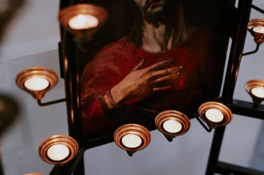 Katolik kilisesinde simge ve mumların bir kısmının orta ölçekli yakın çekimi