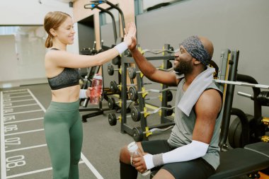 Güzel bir kadın ve parçalanmış Afrikalı Amerikalı bir adam iyi bir eğitimden sonra beşlik çakıyor.