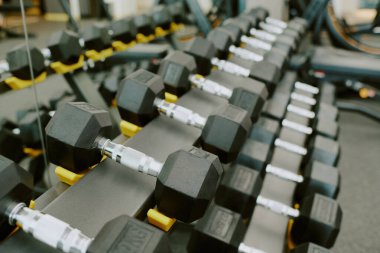 Black Metal rütbesindeki ağır kauçuk halterleri kapatın.