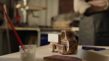 Marangozluk atölyesinde ahşap işçiliği dersi sırasında yapılmış tahta oyuncak kamyonun yakın çekim görüntüsü.