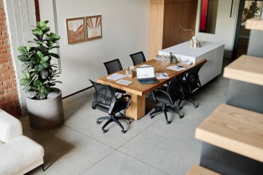 Yüksek açılı ofis çekimi tavan arası tarzı, oda dolusu mobilya dijital cihazlar ve ev bitkileri