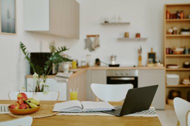 Orta boy ahşap yemek masası, modern mutfak için meyve kasesi ve dizüstü bilgisayar.