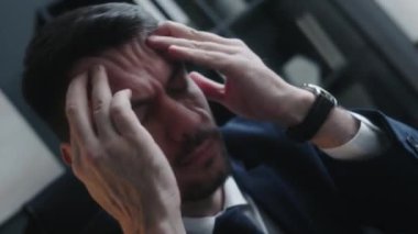 Stresli iş adamının baş ağrısı çekerken şakaklarını ovalamasını ya da iş günlerinde gergin olmasını yakından izleriz.