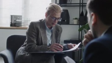 Üst düzey HR yöneticisinin CV okuması ve erkek adayla iş görüşmesi yapması yüzünden.