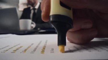 Ofisteki belgedeki metnin altını çizmek için sarı kalem kullanan tanınmayan bir iş kadınının aşırı yakın plan fotoğrafı