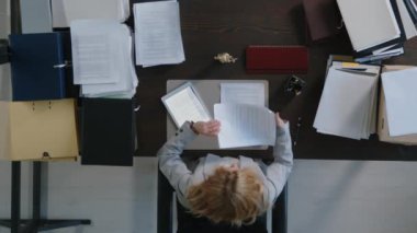 Ofis masasındaki belgelerle çalışan avukatın tam üstünde.