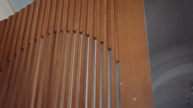 Düşük açı katolik haç çekimini, kilisenin içinde insan olmayan tahta levhalarla detaylı ahşap panelin tepesine taşır.