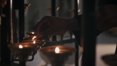 Katolik kilisesinde mum yakan tanınmayan bir rahibenin yakın çekimi.